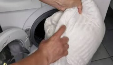 Как правильно стирать подушку из перьев в стиральной машине и вручную: советы и лайфхаки