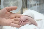 У Рівному після оголошення повітряної тривоги 16-річній дівчині довелося народжувати в сховищі: кадри