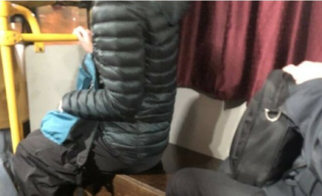 В киевской маршрутке пассажиров возят на тумбочке: фото из транспорта