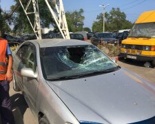 В Одессе «нацисты» разбили стекло водителю с колорадской лентой (фото)
