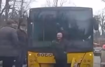 Автобус розвалився навпіл біля станції метро "Харківська": кадри з місця