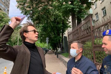 Политолог Давыдюк устроил одиночный протест возле посольства Беларуси в Киеве