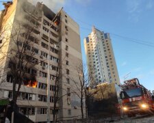 В Киеве вражеский снаряд попал в многоэтажку, произошел обвал: фото с места