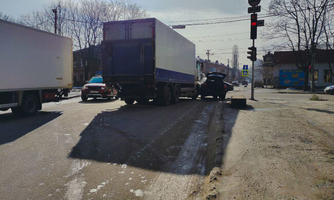 У центрі Дніпра повністю заблоковано рух транспорту: зіткнулися фура та позашляховик