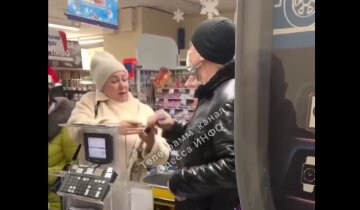 Противниця масок закотила скандал на касі супермаркету: кадри розбірок в Одесі