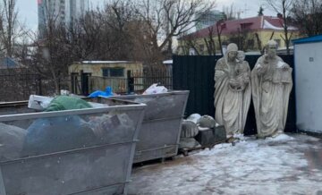 Статую "Девы Марии" оставили возле мусорных баков в Киеве: удручающие кадры