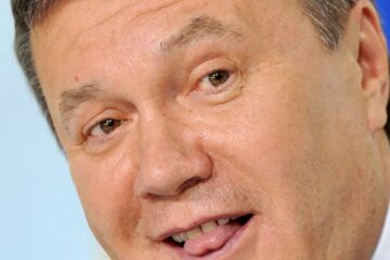 Вывез любовницу и деньги, сидит вискарик попивает: фото Януковича наделало шума