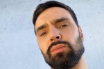 Козловский в дорогом костюме на фоне ВСУ нарвался на жесткую критику: "Автографы сейчас никому не нужны"