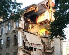 Житловий будинок рухнув в Одесі, рятують людей з-під завалів: «Є загроза нового обвалу», перші фото