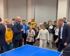 "Принц пинг-понга": принц Уильям неожиданно приехал к украинским беженцам в Польше