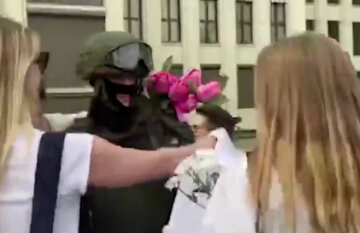 Дівчата кинулися обіймати красеня-військового, який опустив щит у Мінську: вражаючі кадри