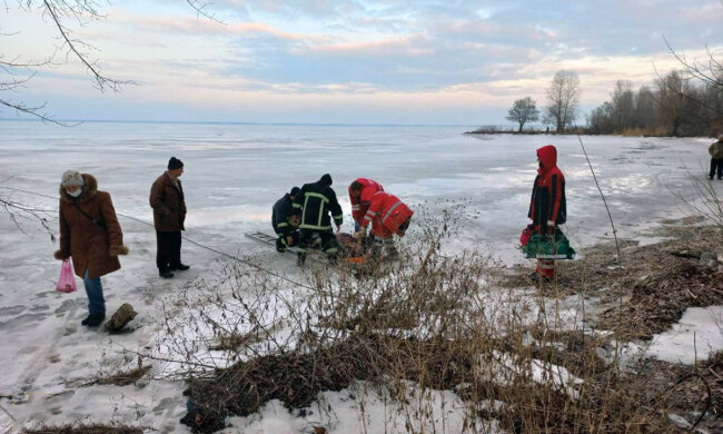 ЧП на Днепре: рыбаки «ушли под лед», спасатели ведут поиски