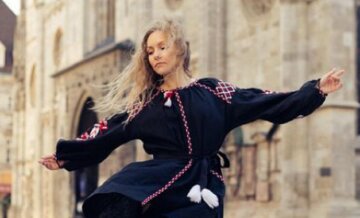 Шоптенко из "Танців з зірками" в чужой стране объединила украинцев вокруг огромной куклы: впечатляющие кадры
