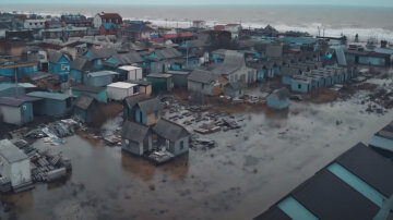 Український курорт перетворився на Атлантиду, під воду пішли десятки будинків: кадри руйнувань