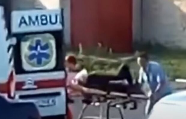 НП не залізниці, священик з жінкою не пропустили поїзд: кадри з місця