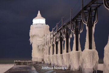 Стихия превратила маяк в ледяную скульптуру (фото)