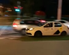 У Білорусі таксист врятував від ОМОНу протестувальника: відео сміливого вчинку