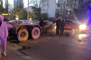 Авто смяло от удара в грузовик, есть жертвы: кадры трагического ДТП в Киеве