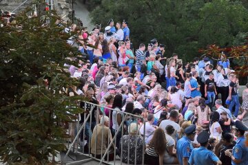 толпа людей