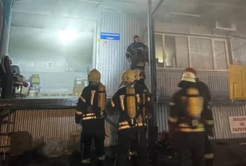 НП у Києві, вогонь охопив чотириповерхову будівлю: деталі та кадри з місця події