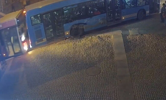 Автобусы с пассажирами столкнулись в центре Днепра: кадры с места