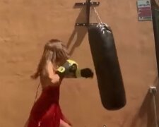 Гаряча брюнетка знищила боксерську грушу, відео: "З такою краще не сваритися"