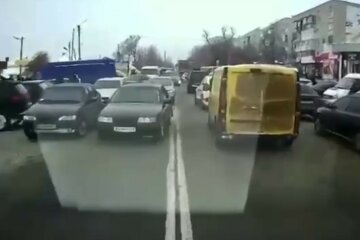 Ребенок едва не погиб из-за водителей, видео: "не пропустили скорую"