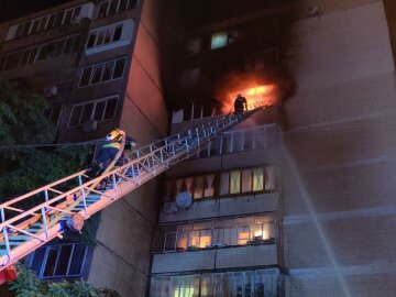 Багатоповерхівка загорілась у Києві, людей масово евакуювали: фото та відео з місця пожежі