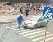 В Одессе таксист снес пенсионера на "зебре" и стал снимать наклейки на авто: момент аварии попал на видео
