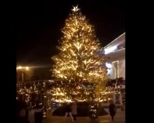 Головна новорічна ялинка впала прямо в центрі українського міста, з'явилося відео: "Це дуже поганий знак"