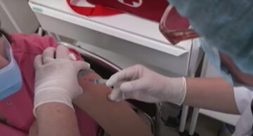 В Украине начались выездные вакцинации: кого привьют первыми