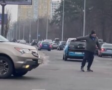 "Киевляне - удивительные": простой прохожий "разрулил" пробку из-за неработающего светофора , видео