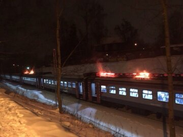 Страшна пожежа охопила поїзд під Києвом, десятки пасажирів в пастці: кадри вогняної НП