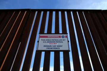 Плакат Трампа на мексиканской стене стал хитом — фото