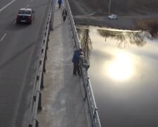 П'яний українець вирішив зістрибнути з мосту за 100 грн: небезпечне парі потрапило на відео
