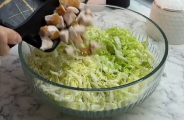 10 рецептов хрустящей маринованной капусты, в том числе на зиму - Лайфхакер