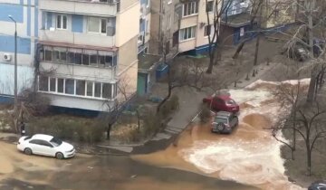 В Киеве среди многоэтажек пробился "целебный источник", видео: двор затопило водой