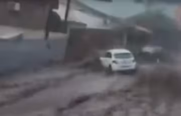 Потужна повінь перетворила міські вулиці на річки: рахунок жертв пішов на десятки