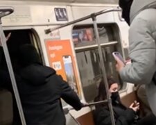 П'яна компанія влаштувала "веселощі" в київському метро, кадри: "відкрили двері на ходу і..."