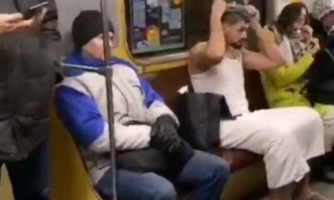 Киевлянин прославился после принятия душа в метро: пикантные кадры