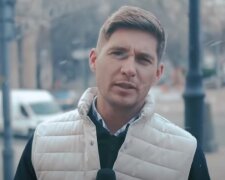 Эпатажный ведущий шоу "Маска" Остапчук ошарашил украинцев, показав свое первое тату: "Вот такая любовь…"