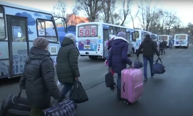 В Cети показали, чем в РФ кормят беженцев Донбасса, фото: "3-сортное изделие охлажденное"