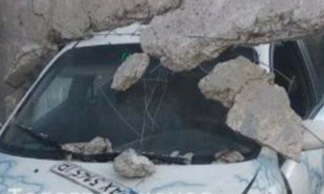 У Харкові автомобіль "влетів" бетонний паркан, водій зник: деталі аварії