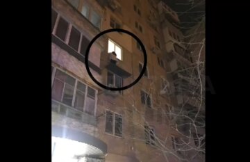 Одеситка після сварки з чоловіком вилізла у вікно: у поліції показали відео