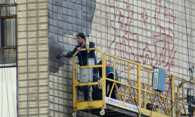 constructing-builders-artist-painting-mural-43233