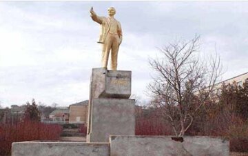 "Нехай поки лежить": на Одещині знесли один з останніх пам'ятників Леніну, кадри наслідків