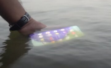 телефон упав у воду