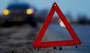 Перевернутое авто заблокировало движение в Киеве: «машина разбита в клочья», подробности ДТП