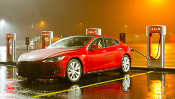 Автомобілі Tesla обладнали автономним автопілотом