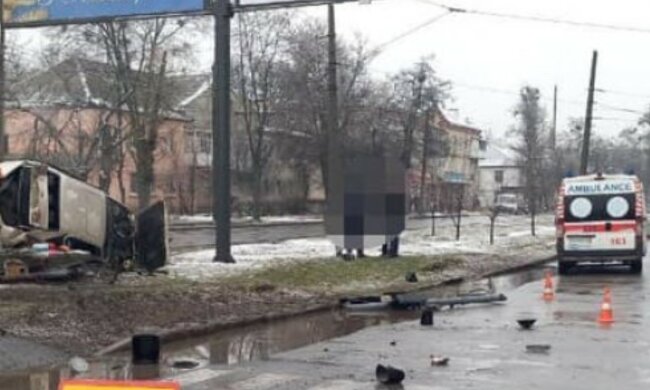 Не следил за дорогой: водитель BMW  на огромной скорости сбил несколько светофоров, кадры